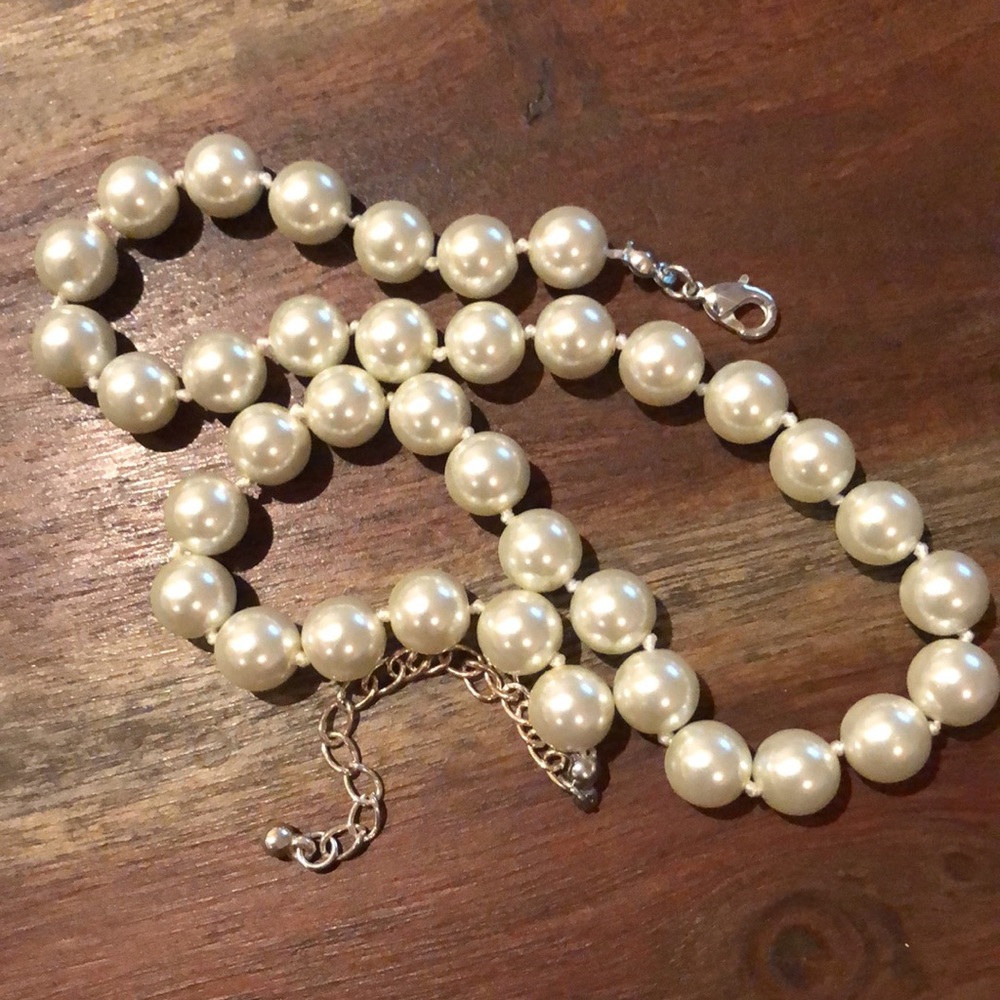 👑 Perfectly Classic 1.66 oz knotted strand of faux pearls with extension chain